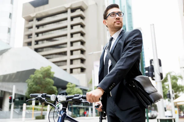 Młodzi biznesmeni z rowerem — Zdjęcie stockowe
