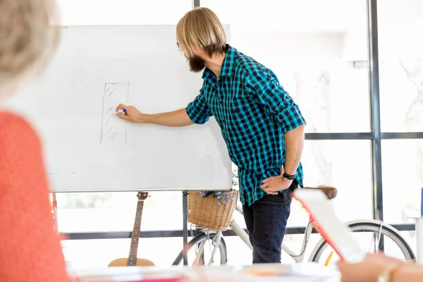 Uomo d'affari occasionale che fa una presentazione in ufficio — Foto Stock