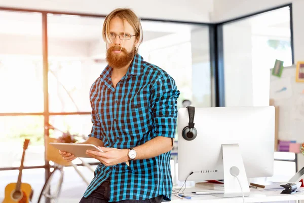 Jeune homme travaillant dans le bureau — Photo