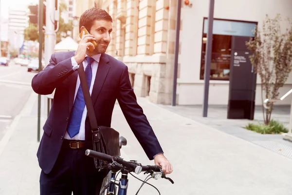 Jóvenes empresarios con una bicicleta — Foto de Stock