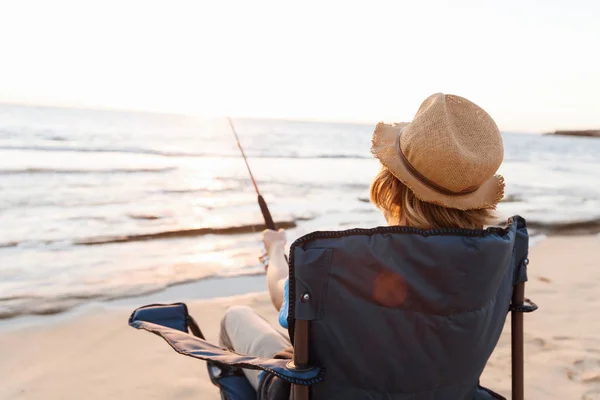 Teenage boy fishing at sea — Stock Photo, Image