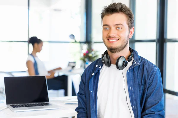 Junger Mann arbeitet im Büro — Stockfoto