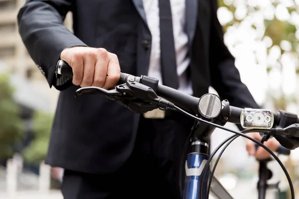 Joven hombre de negocios con bicicleta — Foto de Stock