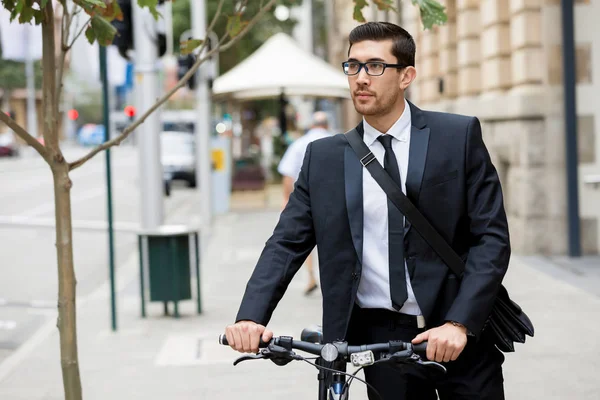 Jonge zakenmensen met een fiets — Stockfoto