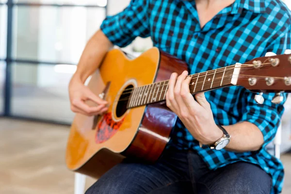 Homem tocando guitarra no escritório — Fotografia de Stock