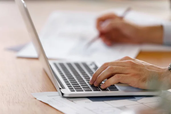 Bureau en handen close-up — Stockfoto