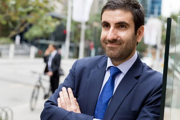 Retrato de hombre de negocios guapo Al aire libre — Foto de Stock