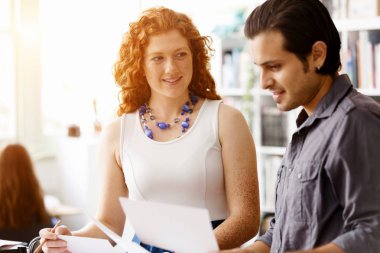 İki genç insan Office