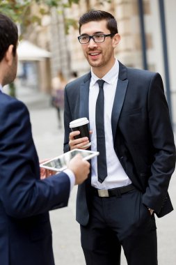 Dışarıdaki yakışıklı iş adamının portresi.
