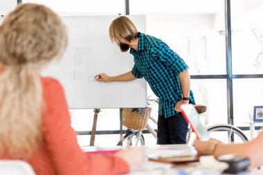 Sunu ofiste rahat iş adamı
