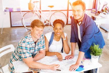 Genç Ofis çalışanları veya bir takım olarak öğrenciler