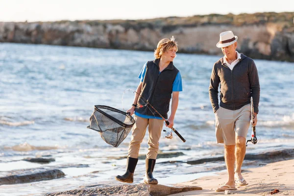 Homem sênior de pesca com seu neto — Fotografia de Stock
