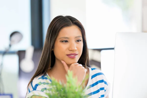 Jonge vrouw in functie — Stockfoto