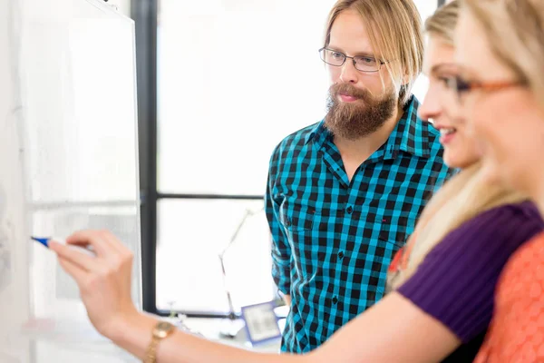 Junge Büroangestellte diskutieren — Stockfoto