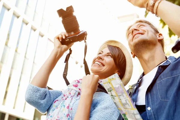 Gülümseyen çift kamera ile