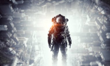 Astronot uzay giysisi içinde