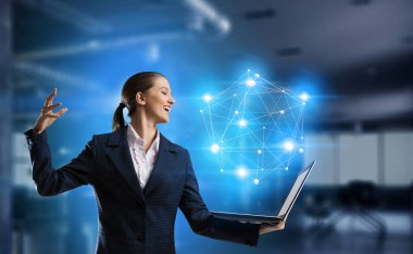 Dizüstü elinde olan kadın. Karışık teknik