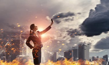 Senin en iyi selfie yakalamak. Karışık teknik