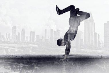 B-boy bazı performans taşır. Karışık teknik