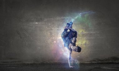 B-boy bazı performans taşır. Karışık teknik