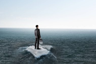 Yüzen buz kütlesi buz denizde sörf