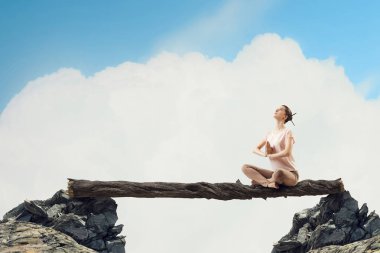 Kızı pratik yoga. Karışık teknik