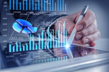 Grafik kaynakları ile çalışan kadın