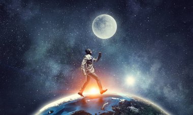 Küre üzerinde çalışan havacı. Karışık teknik