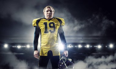 Merkezi oyuncu topu elinde. Karışık teknik