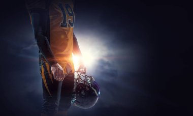 Kask elinde Merkezi oyuncusu. Karışık teknik