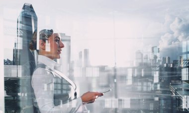 Ofis iç şık iş kadını. Karışık teknik