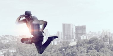 B-boy bazı performans taşır. Karışık teknik