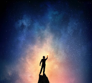 Yıldızlı gökyüzü karşı iş adamı. Karışık teknik