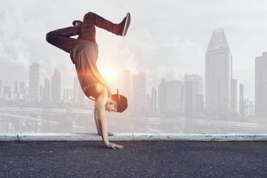 B-boy bazı performans taşır. Karışık teknik