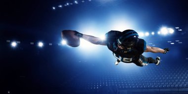 Merkezi oyuncu topu elinde. Karışık teknik