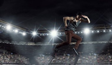 B-boy bazı performans taşır. Karışık teknik