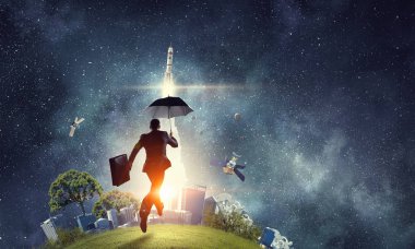 Bir yerde çalışan iş adamı