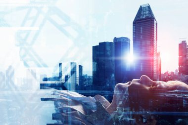 Sevimli çocuk ve modern şehir