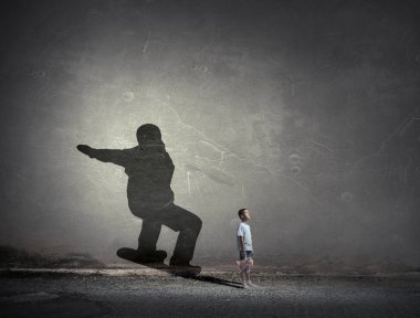 Snowboard binmek için rüya çocuk