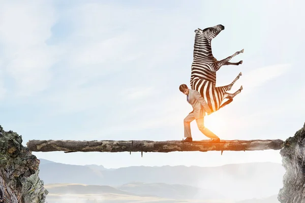 Biznesmen, niosąc zebra. Techniki mieszane — Zdjęcie stockowe