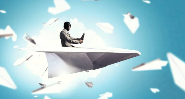 Flieger im Origami-Flugzeug. Gemischte Medien — Stockfoto