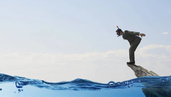 Uomo d'affari che si tuffa dall'alto. Mezzi misti — Foto Stock