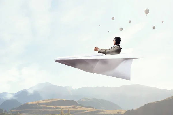 Flieger im Origami-Flugzeug. Gemischte Medien — Stockfoto