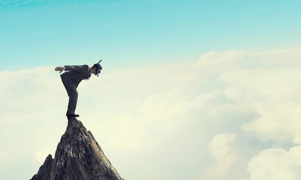 Hombre de negocios buceando desde arriba. Medios mixtos. Medios mixtos — Foto de Stock