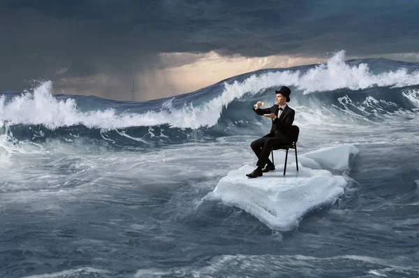 Surfen im Meer auf Eisschollen. Gemischte Medien — Stockfoto