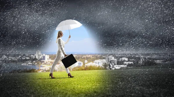 Mujer de negocios con paraguas blanco — Foto de Stock