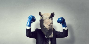 Gergedan iş takım elbise giymiş. Karışık teknik