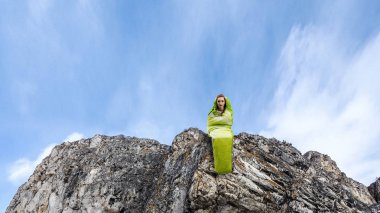 Kız turistik dinlenme. Karışık teknik