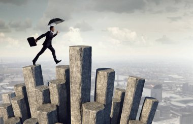 Şemsiye ile zarif bankacı. Karışık teknik