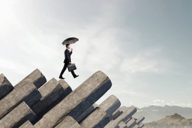 Şemsiye ile zarif bankacı. Karışık teknik